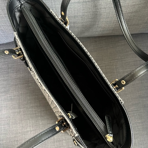 NWT MICHAEL KORS VOYAGER EW TOTE HANDBAG - Picture 4 of 10